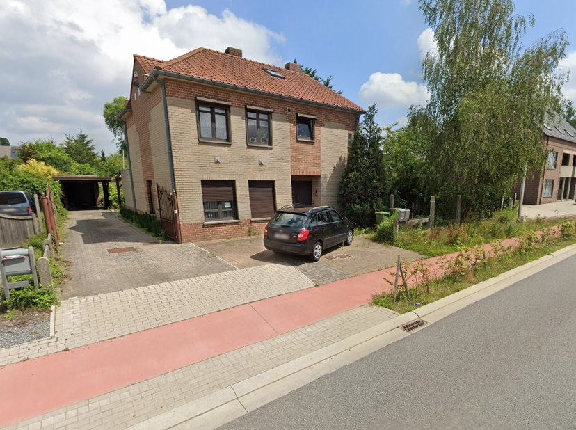 Topopportuniteit ! Ruime en centraal gelegen duplex op 1ste en 2de verdiep met meer dan 200m² bruikbare vloeroppervlakte. Op 1 km van Kuringen Centrum